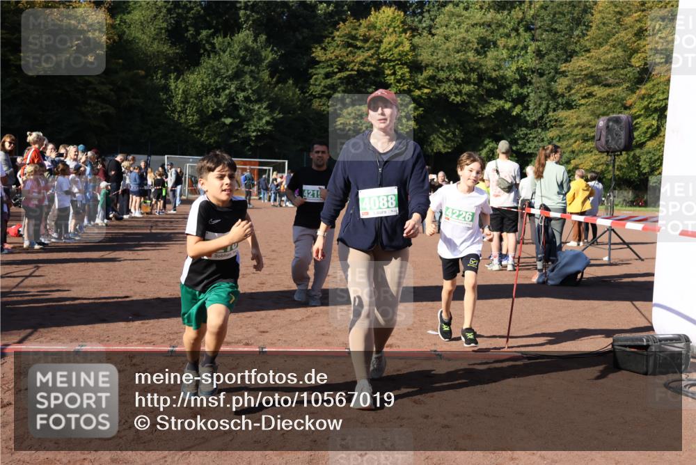 27.09.2026 - 35. Volkslauf durch das schöne Alstertal Strokosch-Dieckow http://msf.ph/oto/10567019 27.09.2026 11:02:24 Ziel 4088, 4218, 4219, 4226, 4238 meine-sportfotos.de