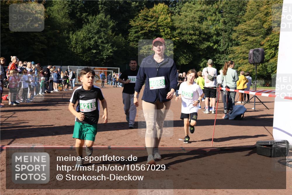 27.09.2026 - 35. Volkslauf durch das schöne Alstertal Strokosch-Dieckow http://msf.ph/oto/10567029 27.09.2026 11:02:23 Ziel 4088, 4217, 4218, 4219, 4226 meine-sportfotos.de