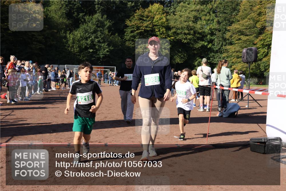 27.09.2026 - 35. Volkslauf durch das schöne Alstertal Strokosch-Dieckow http://msf.ph/oto/10567033 27.09.2026 11:02:23 Ziel 4088, 4217, 4218, 4219, 4226 meine-sportfotos.de