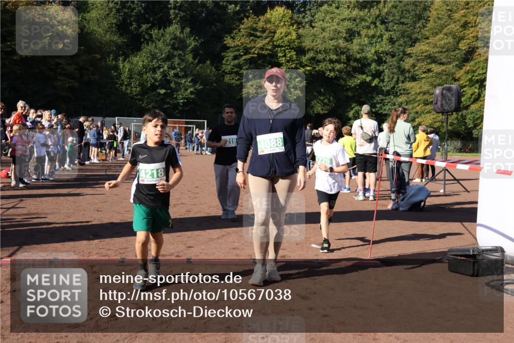 27.09.2026 - 35. Volkslauf durch das schöne Alstertal Strokosch-Dieckow http://msf.ph/oto/10567038 27.09.2026 11:02:23 Ziel 4088, 4217, 4218, 4219, 4226 meine-sportfotos.de