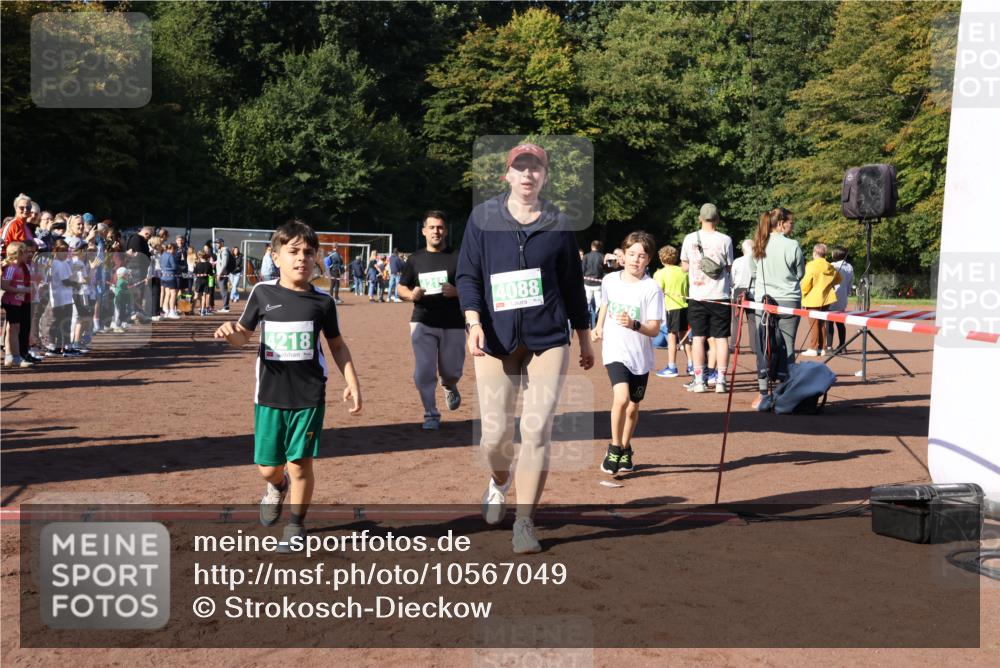 27.09.2026 - 35. Volkslauf durch das schöne Alstertal Strokosch-Dieckow http://msf.ph/oto/10567049 27.09.2026 11:02:23 Ziel 4088, 4217, 4218, 4219, 4226 meine-sportfotos.de