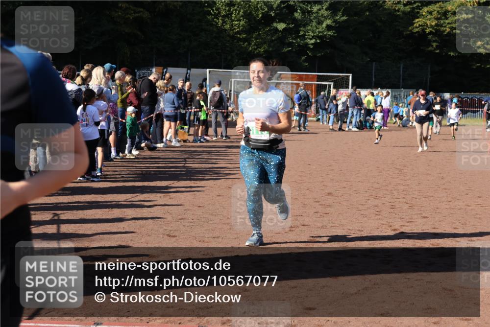 27.09.2026 - 35. Volkslauf durch das schöne Alstertal Strokosch-Dieckow http://msf.ph/oto/10567077 27.09.2026 11:02:12 Ziel 4062, 4110, 4217 meine-sportfotos.de