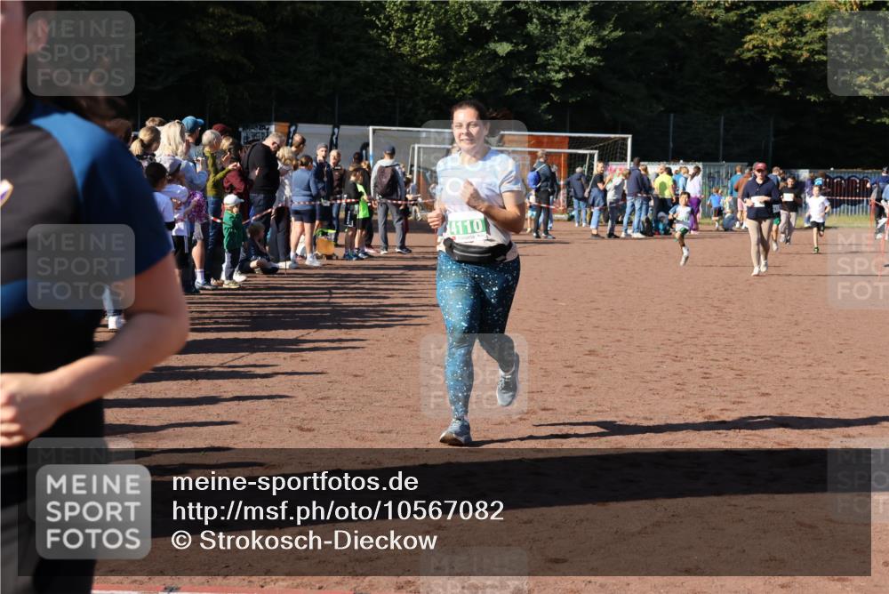27.09.2026 - 35. Volkslauf durch das schöne Alstertal Strokosch-Dieckow http://msf.ph/oto/10567082 27.09.2026 11:02:12 Ziel 4062, 4110, 4217 meine-sportfotos.de