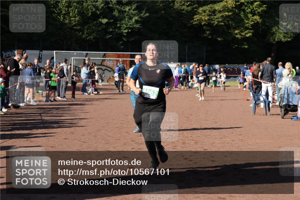 27.09.2026 - 35. Volkslauf durch das schöne Alstertal Strokosch-Dieckow http://msf.ph/oto/10567101 27.09.2026 11:02:10 Ziel 4062, 4108, 4110 meine-sportfotos.de