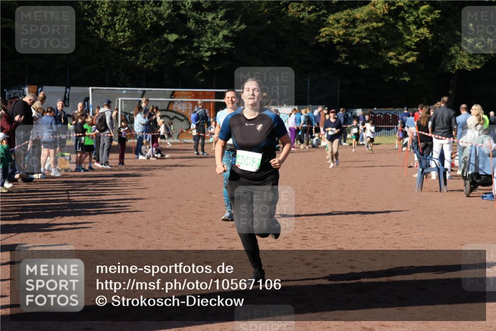 27.09.2026 - 35. Volkslauf durch das schöne Alstertal Strokosch-Dieckow http://msf.ph/oto/10567106 27.09.2026 11:02:10 Ziel 4062, 4108, 4110 meine-sportfotos.de