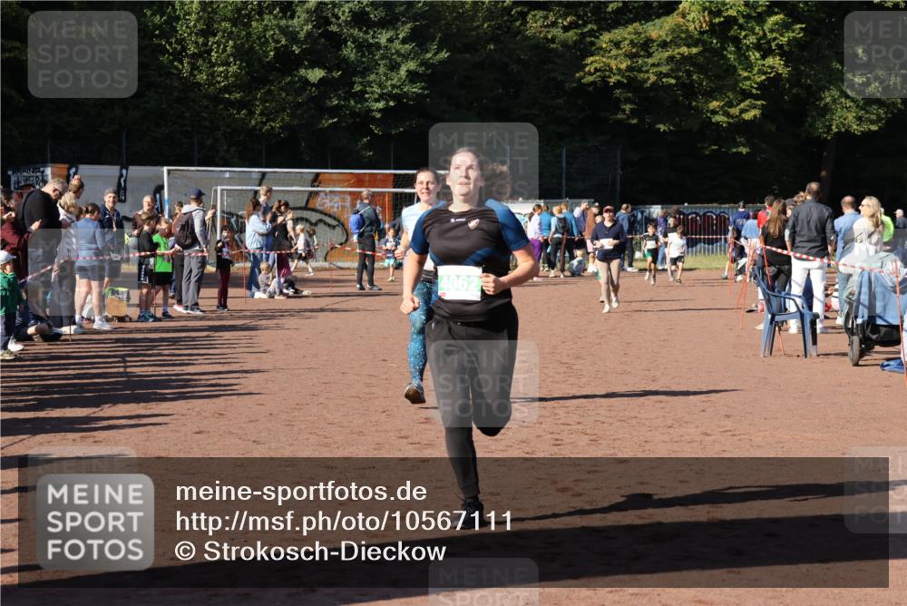 27.09.2026 - 35. Volkslauf durch das schöne Alstertal Strokosch-Dieckow http://msf.ph/oto/10567111 27.09.2026 11:02:10 Ziel 4062, 4108, 4110 meine-sportfotos.de