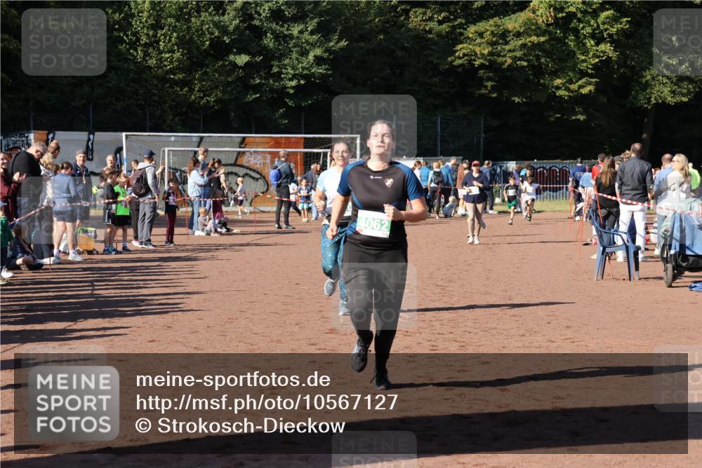 27.09.2026 - 35. Volkslauf durch das schöne Alstertal Strokosch-Dieckow http://msf.ph/oto/10567127 27.09.2026 11:02:10 Ziel 4062, 4108, 4110 meine-sportfotos.de