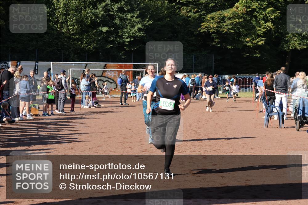 27.09.2026 - 35. Volkslauf durch das schöne Alstertal Strokosch-Dieckow http://msf.ph/oto/10567131 27.09.2026 11:02:09 Ziel 4062, 4108, 4110 meine-sportfotos.de