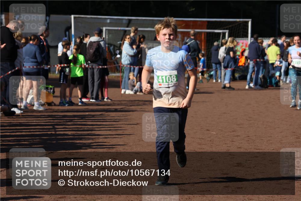 27.09.2026 - 35. Volkslauf durch das schöne Alstertal Strokosch-Dieckow http://msf.ph/oto/10567134 27.09.2026 11:02:05 Ziel 4062, 4108, 4110 meine-sportfotos.de