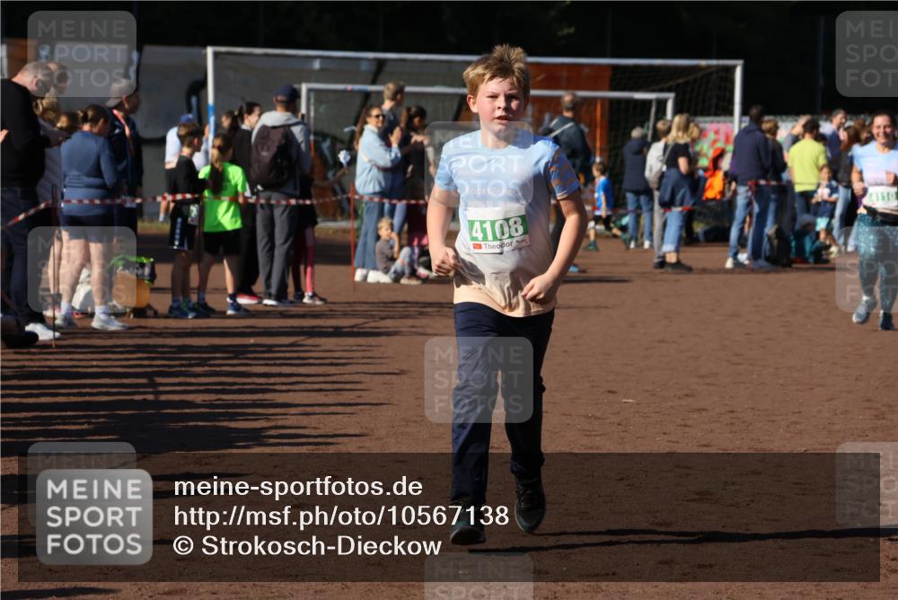 27.09.2026 - 35. Volkslauf durch das schöne Alstertal Strokosch-Dieckow http://msf.ph/oto/10567138 27.09.2026 11:02:05 Ziel 4062, 4108, 4110 meine-sportfotos.de