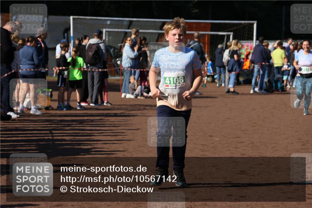 27.09.2026 - 35. Volkslauf durch das schöne Alstertal Strokosch-Dieckow http://msf.ph/oto/10567142 27.09.2026 11:02:05 Ziel 4062, 4108, 4110 meine-sportfotos.de