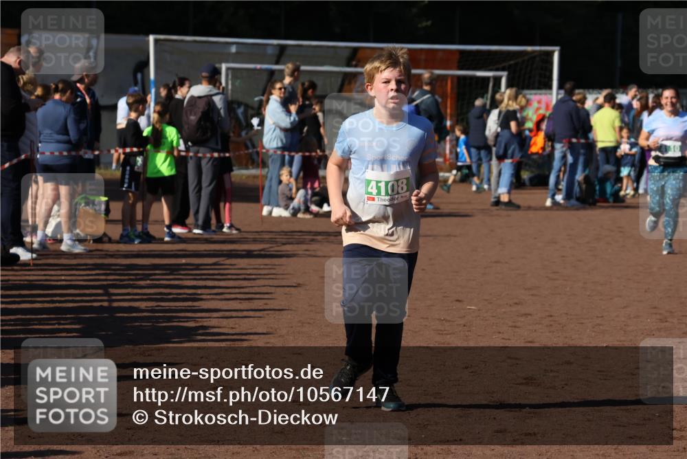 27.09.2026 - 35. Volkslauf durch das schöne Alstertal Strokosch-Dieckow http://msf.ph/oto/10567147 27.09.2026 11:02:05 Ziel 4062, 4108, 4110 meine-sportfotos.de
