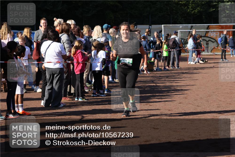 27.09.2026 - 35. Volkslauf durch das schöne Alstertal Strokosch-Dieckow http://msf.ph/oto/10567239 27.09.2026 11:01:48 Ziel 4021, 4079, 4096, 4114, 4211 meine-sportfotos.de