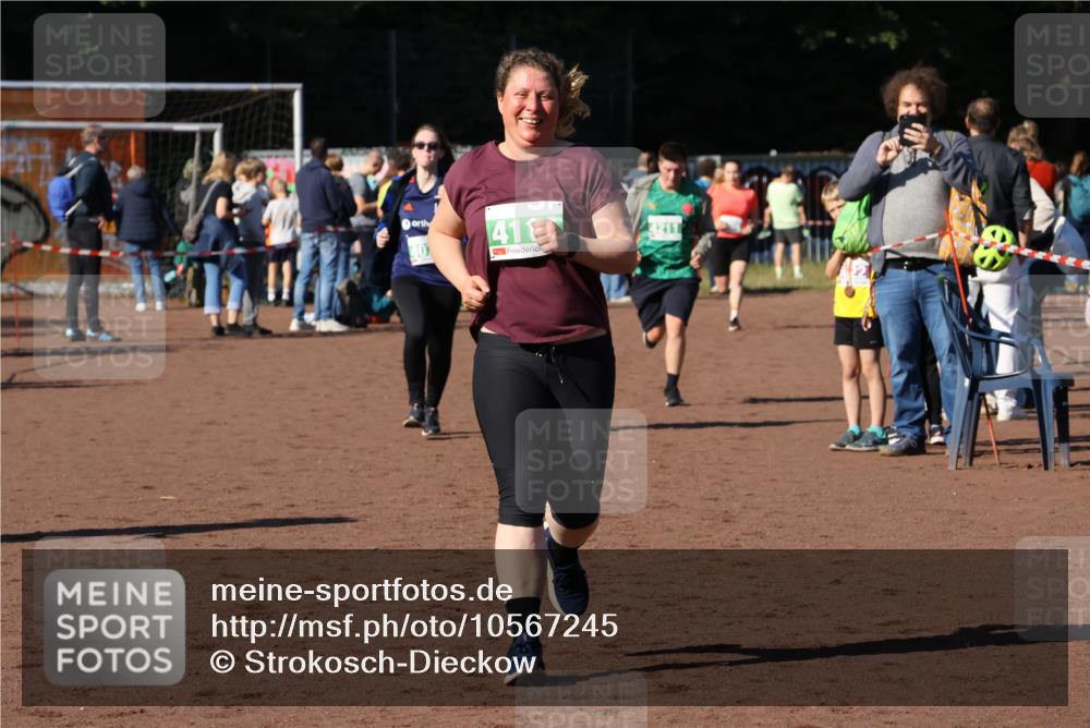 27.09.2026 - 35. Volkslauf durch das schöne Alstertal Strokosch-Dieckow http://msf.ph/oto/10567245 27.09.2026 11:01:46 Ziel 4021, 4079, 4114, 4211 meine-sportfotos.de