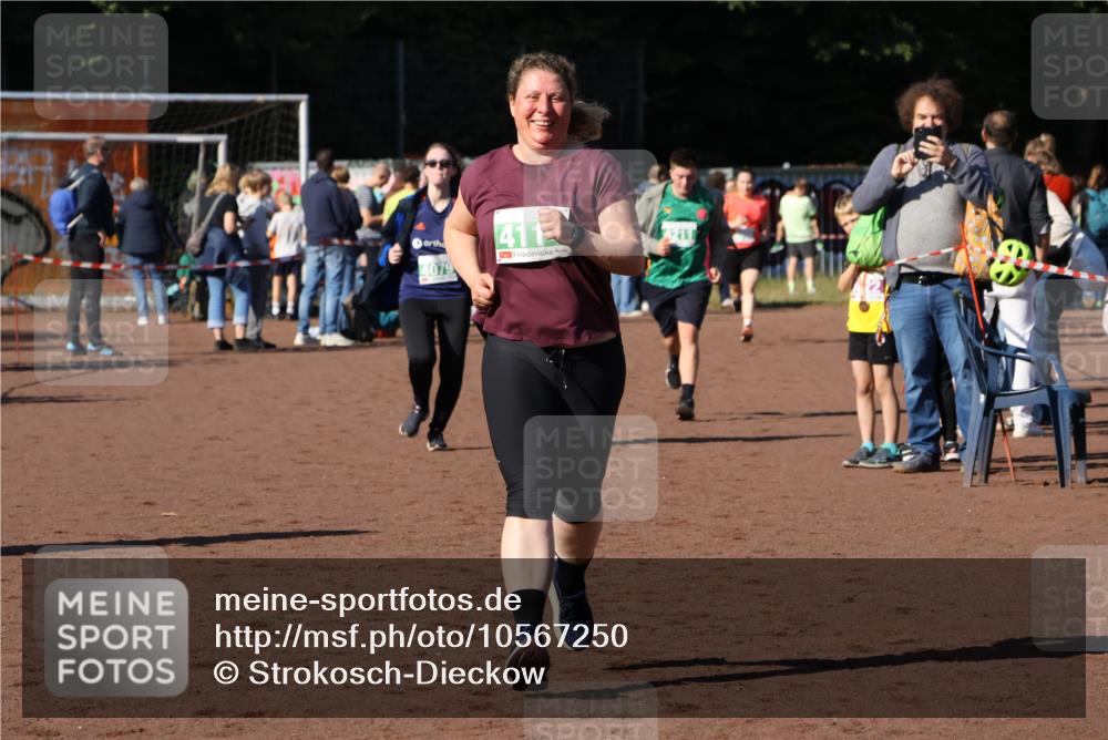 27.09.2026 - 35. Volkslauf durch das schöne Alstertal Strokosch-Dieckow http://msf.ph/oto/10567250 27.09.2026 11:01:46 Ziel 4021, 4079, 4114, 4211 meine-sportfotos.de