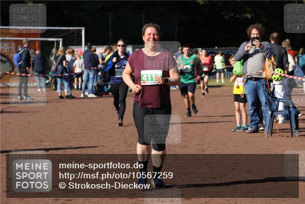 27.09.2026 - 35. Volkslauf durch das schöne Alstertal Strokosch-Dieckow http://msf.ph/oto/10567259 27.09.2026 11:01:46 Ziel 4021, 4079, 4114, 4211 meine-sportfotos.de