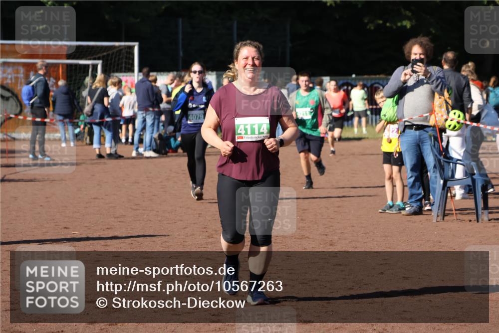 27.09.2026 - 35. Volkslauf durch das schöne Alstertal Strokosch-Dieckow http://msf.ph/oto/10567263 27.09.2026 11:01:46 Ziel 4021, 4079, 4114, 4211 meine-sportfotos.de