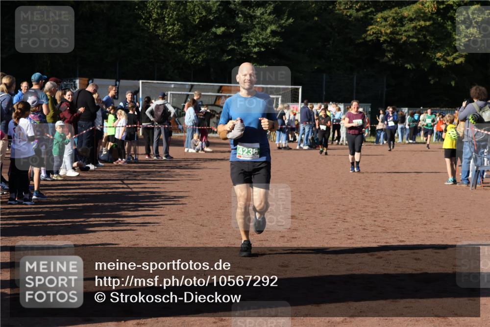 27.09.2026 - 35. Volkslauf durch das schöne Alstertal Strokosch-Dieckow http://msf.ph/oto/10567292 27.09.2026 11:01:40 Ziel 4021, 4114, 4236 meine-sportfotos.de