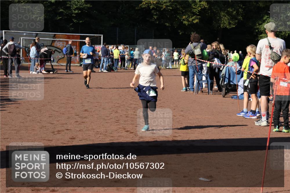 27.09.2026 - 35. Volkslauf durch das schöne Alstertal Strokosch-Dieckow http://msf.ph/oto/10567302 27.09.2026 11:01:34 Ziel 4236, 4237 meine-sportfotos.de