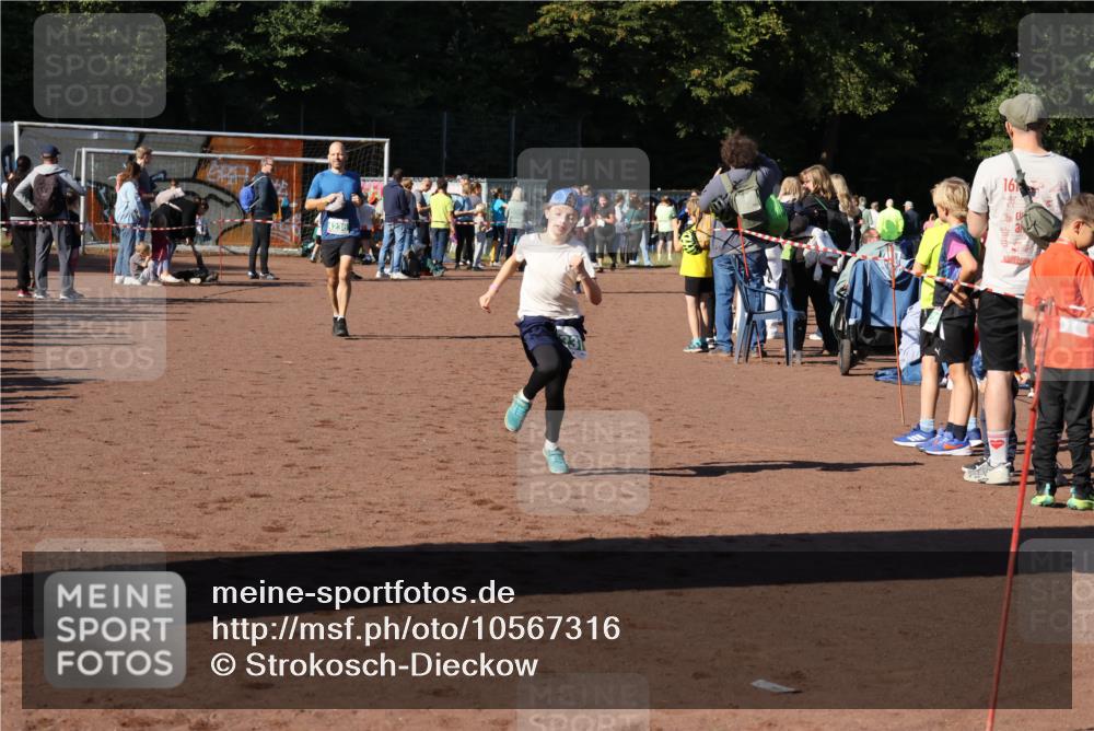 27.09.2026 - 35. Volkslauf durch das schöne Alstertal Strokosch-Dieckow http://msf.ph/oto/10567316 27.09.2026 11:01:34 Ziel 4236, 4237 meine-sportfotos.de