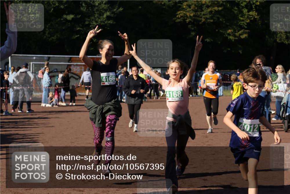 27.09.2026 - 35. Volkslauf durch das schöne Alstertal Strokosch-Dieckow http://msf.ph/oto/10567395 27.09.2026 11:01:13 Ziel 4012, 4013, 4166, 4167, 4168, 4173 meine-sportfotos.de