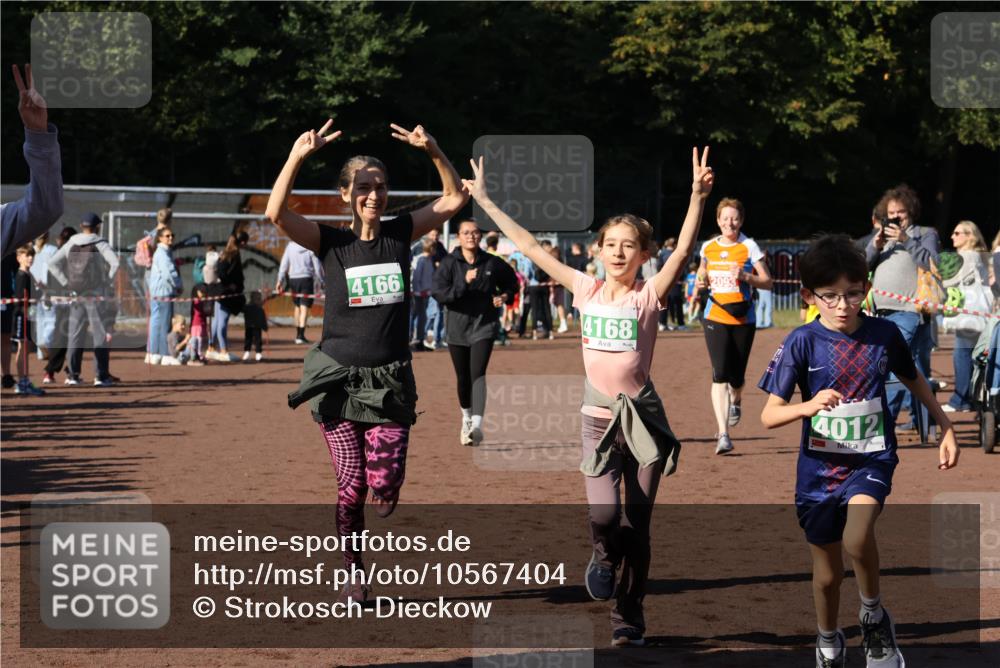 27.09.2026 - 35. Volkslauf durch das schöne Alstertal Strokosch-Dieckow http://msf.ph/oto/10567404 27.09.2026 11:01:13 Ziel 4012, 4013, 4166, 4167, 4168, 4173 meine-sportfotos.de