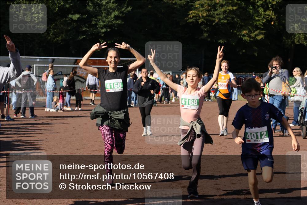 27.09.2026 - 35. Volkslauf durch das schöne Alstertal Strokosch-Dieckow http://msf.ph/oto/10567408 27.09.2026 11:01:13 Ziel 4012, 4013, 4166, 4167, 4168, 4173 meine-sportfotos.de