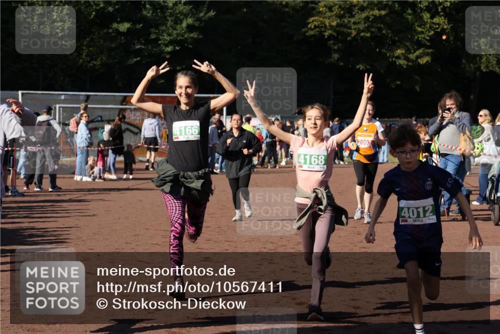 27.09.2026 - 35. Volkslauf durch das schöne Alstertal Strokosch-Dieckow http://msf.ph/oto/10567411 27.09.2026 11:01:13 Ziel 4012, 4013, 4166, 4167, 4168, 4173 meine-sportfotos.de