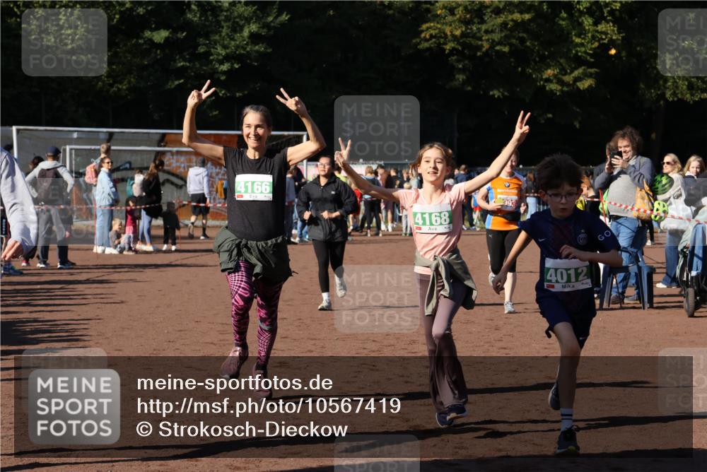 27.09.2026 - 35. Volkslauf durch das schöne Alstertal Strokosch-Dieckow http://msf.ph/oto/10567419 27.09.2026 11:01:13 Ziel 4012, 4013, 4166, 4167, 4168, 4173 meine-sportfotos.de
