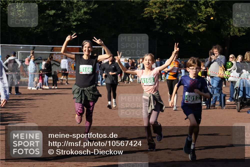 27.09.2026 - 35. Volkslauf durch das schöne Alstertal Strokosch-Dieckow http://msf.ph/oto/10567424 27.09.2026 11:01:13 Ziel 4012, 4013, 4166, 4167, 4168, 4173 meine-sportfotos.de