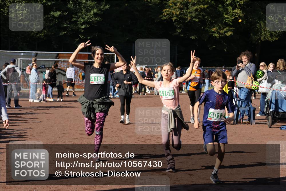 27.09.2026 - 35. Volkslauf durch das schöne Alstertal Strokosch-Dieckow http://msf.ph/oto/10567430 27.09.2026 11:01:13 Ziel 4012, 4013, 4166, 4167, 4168, 4173 meine-sportfotos.de
