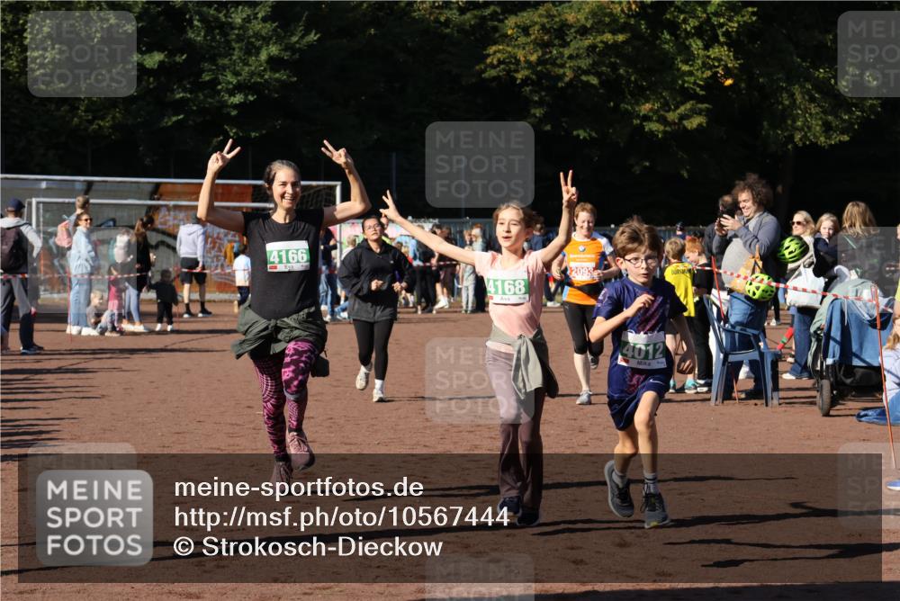 27.09.2026 - 35. Volkslauf durch das schöne Alstertal Strokosch-Dieckow http://msf.ph/oto/10567444 27.09.2026 11:01:13 Ziel 4012, 4013, 4166, 4167, 4168, 4173 meine-sportfotos.de