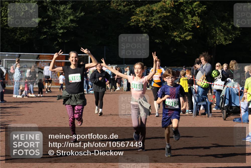27.09.2026 - 35. Volkslauf durch das schöne Alstertal Strokosch-Dieckow http://msf.ph/oto/10567449 27.09.2026 11:01:13 Ziel 4012, 4013, 4166, 4167, 4168, 4173 meine-sportfotos.de