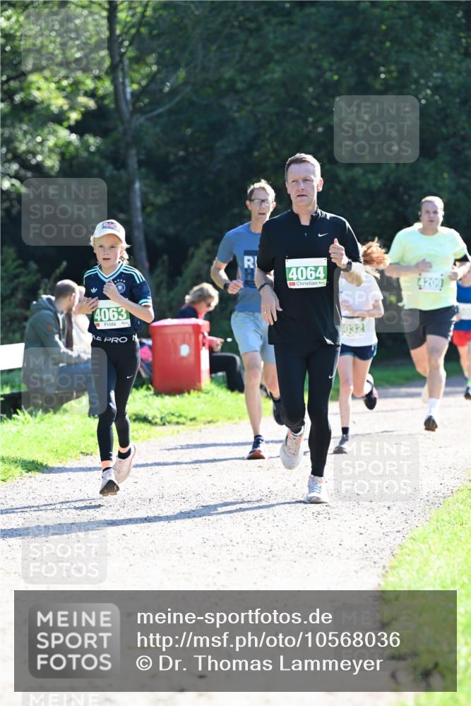 27.09.2026 - 35. Volkslauf durch das schöne Alstertal Dr. Thomas Lammeyer http://msf.ph/oto/10568036 27.09.2026 10:50:28 Laufen 4063, 4064, 0321 meine-sportfotos.de