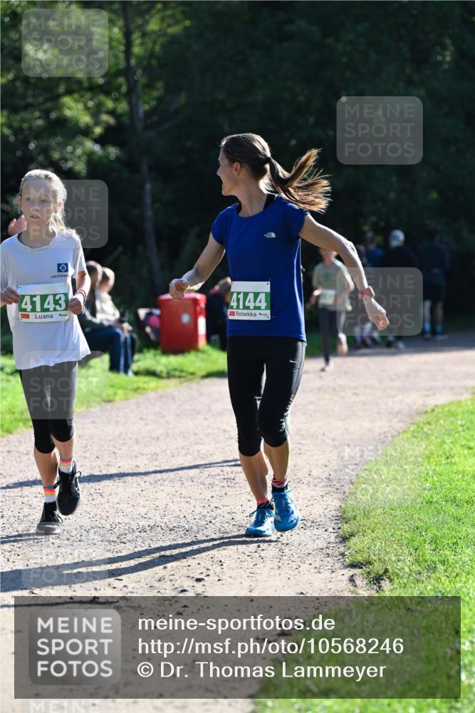 27.09.2026 - 35. Volkslauf durch das schöne Alstertal Dr. Thomas Lammeyer http://msf.ph/oto/10568246 27.09.2026 10:51:26 Laufen 4143, 4144 meine-sportfotos.de