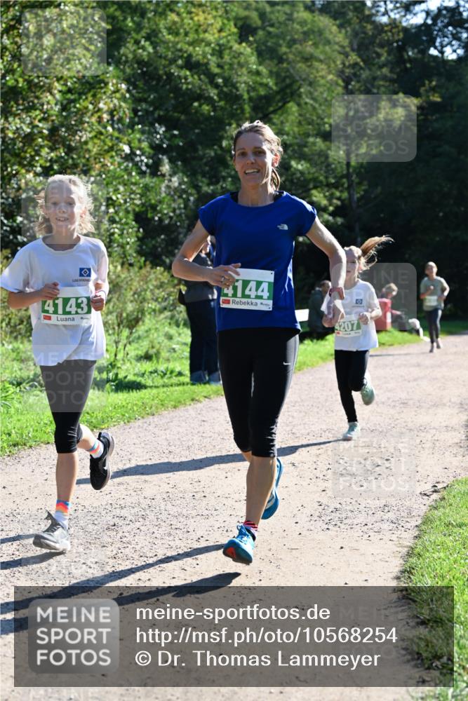 27.09.2026 - 35. Volkslauf durch das schöne Alstertal Dr. Thomas Lammeyer http://msf.ph/oto/10568254 27.09.2026 10:51:27 Laufen 4144, 4143, 4207 meine-sportfotos.de
