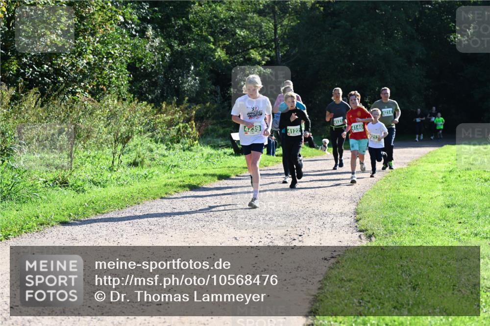 27.09.2026 - 35. Volkslauf durch das schöne Alstertal Dr. Thomas Lammeyer http://msf.ph/oto/10568476 27.09.2026 10:53:10 Laufen 4239, 4214, 4121, 4122, 4140, 4212 meine-sportfotos.de