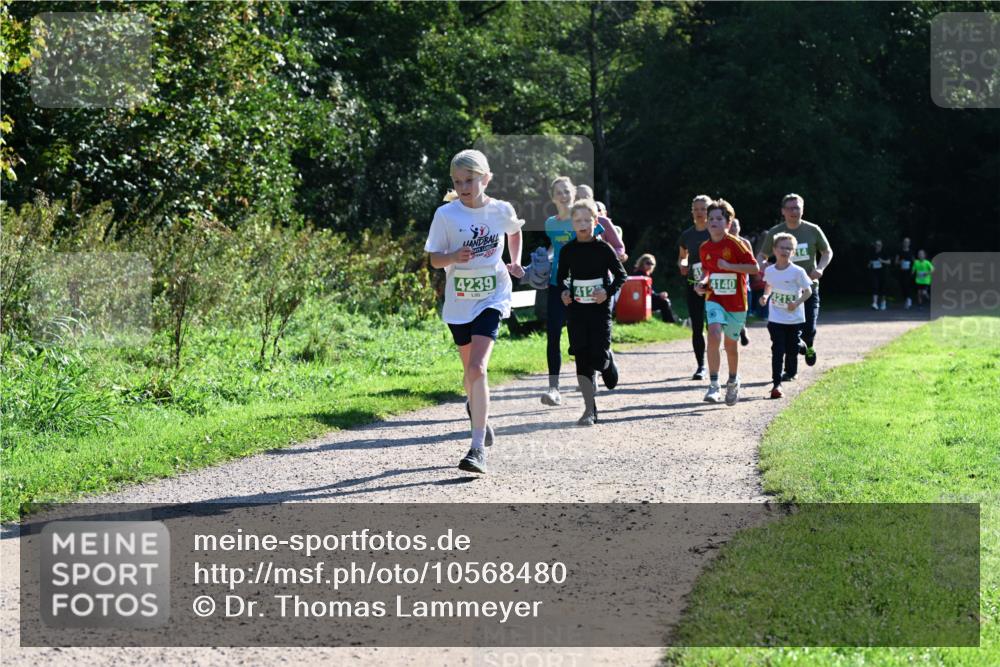 27.09.2026 - 35. Volkslauf durch das schöne Alstertal Dr. Thomas Lammeyer http://msf.ph/oto/10568480 27.09.2026 10:53:10 Laufen 4239, 4140, 412, 4213 meine-sportfotos.de
