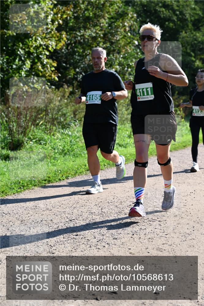 27.09.2026 - 35. Volkslauf durch das schöne Alstertal Dr. Thomas Lammeyer http://msf.ph/oto/10568613 27.09.2026 10:53:55 Laufen 4165, 3, 4111, 4123 meine-sportfotos.de