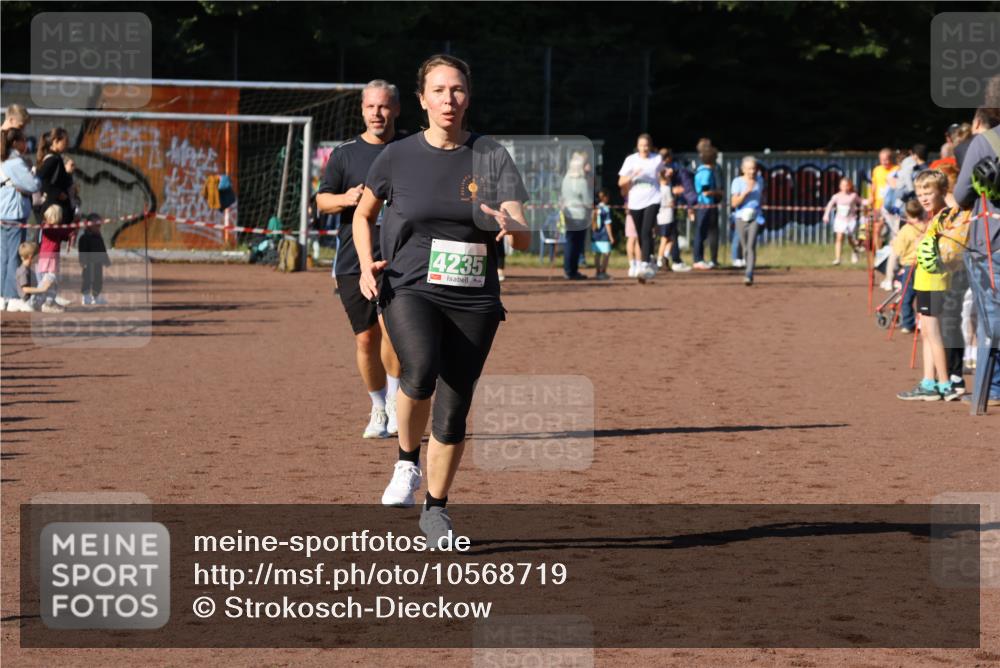 27.09.2026 - 35. Volkslauf durch das schöne Alstertal Strokosch-Dieckow http://msf.ph/oto/10568719 27.09.2026 10:59:39 Ziel 4047, 4049, 4165, 4235 meine-sportfotos.de