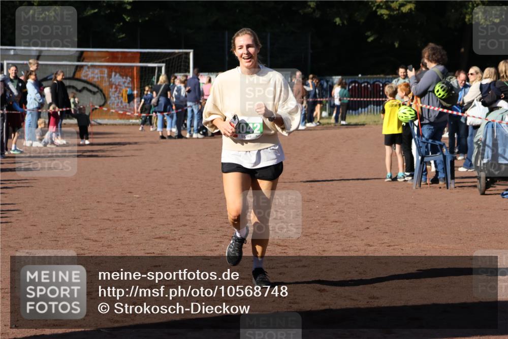 27.09.2026 - 35. Volkslauf durch das schöne Alstertal Strokosch-Dieckow http://msf.ph/oto/10568748 27.09.2026 11:00:58 Ziel 4040, 4042, 4115 meine-sportfotos.de