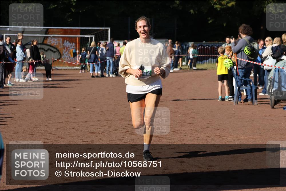 27.09.2026 - 35. Volkslauf durch das schöne Alstertal Strokosch-Dieckow http://msf.ph/oto/10568751 27.09.2026 11:00:58 Ziel 4040, 4042, 4115 meine-sportfotos.de
