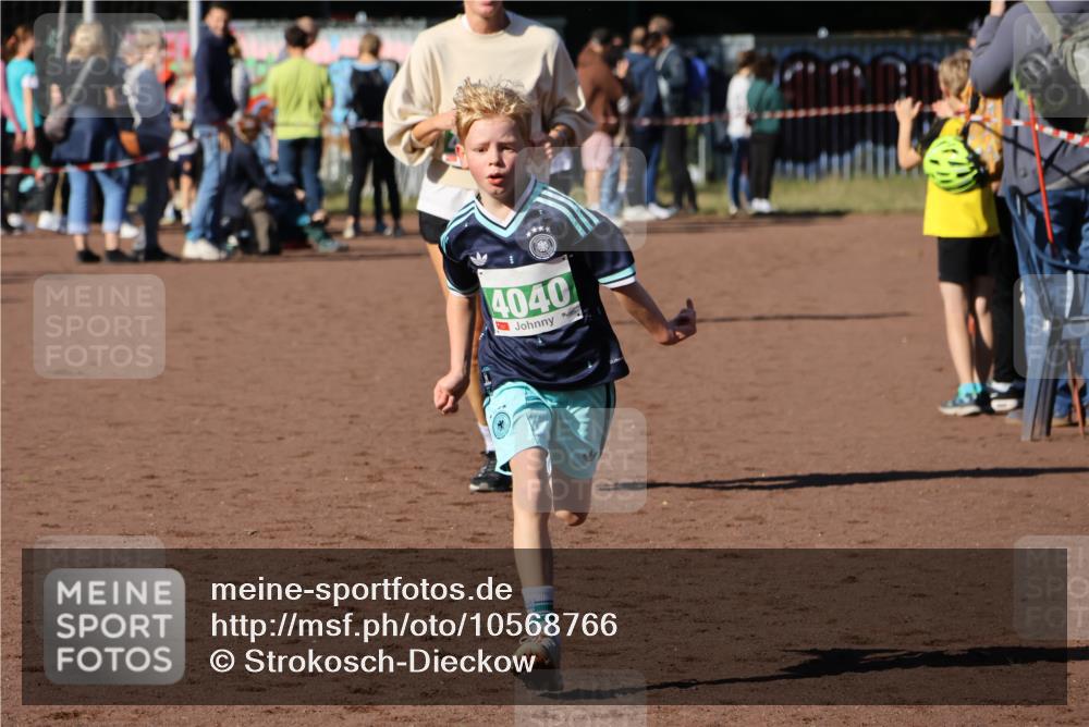27.09.2026 - 35. Volkslauf durch das schöne Alstertal Strokosch-Dieckow http://msf.ph/oto/10568766 27.09.2026 11:00:55 Ziel 4040, 4042, 4115 meine-sportfotos.de