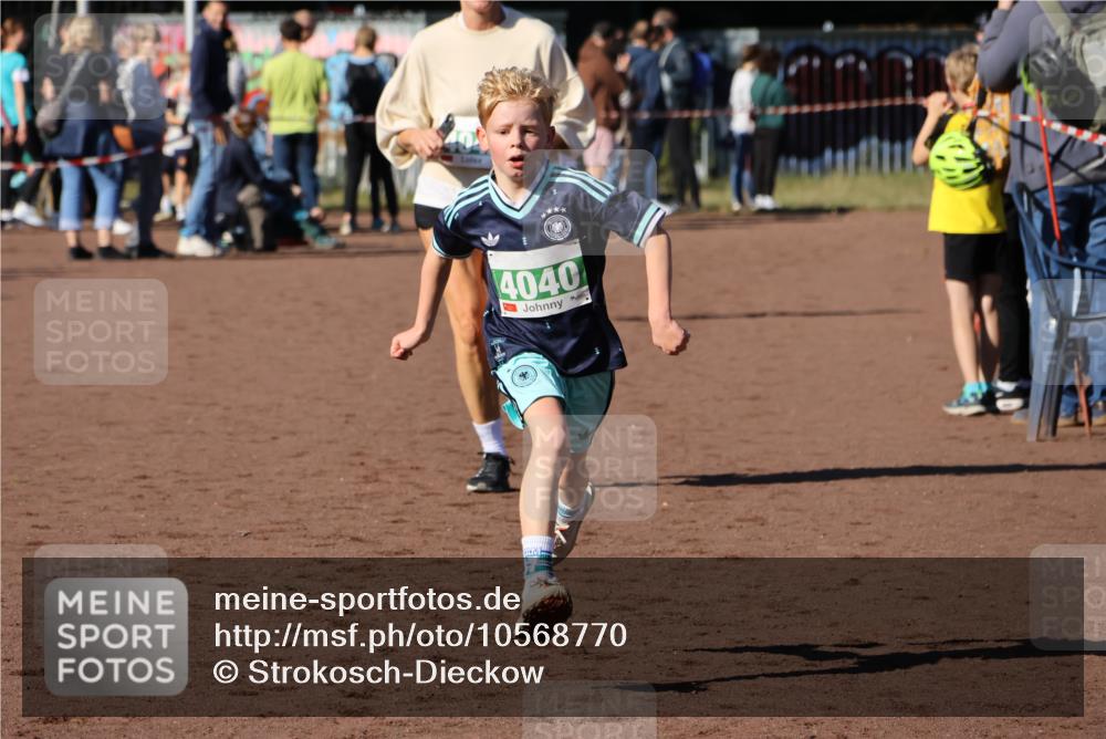 27.09.2026 - 35. Volkslauf durch das schöne Alstertal Strokosch-Dieckow http://msf.ph/oto/10568770 27.09.2026 11:00:55 Ziel 4040, 4042, 4115 meine-sportfotos.de