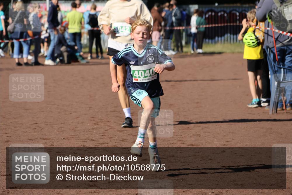 27.09.2026 - 35. Volkslauf durch das schöne Alstertal Strokosch-Dieckow http://msf.ph/oto/10568775 27.09.2026 11:00:55 Ziel 4040, 4042, 4115 meine-sportfotos.de