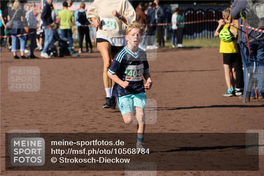 27.09.2026 - 35. Volkslauf durch das schöne Alstertal Strokosch-Dieckow http://msf.ph/oto/10568784 27.09.2026 11:00:55 Ziel 4040, 4042, 4115 meine-sportfotos.de
