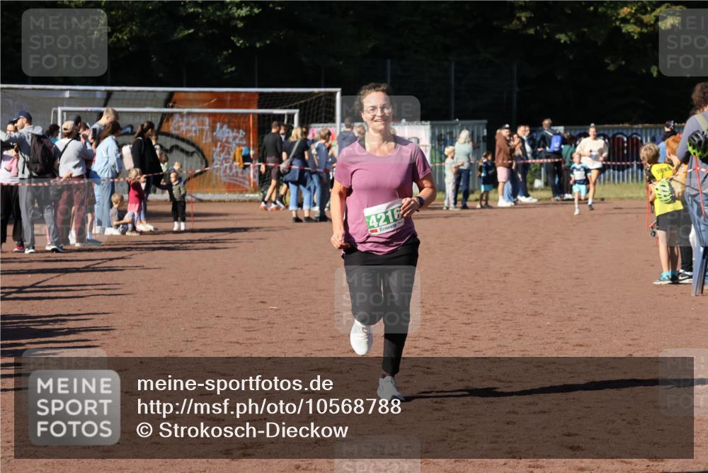 27.09.2026 - 35. Volkslauf durch das schöne Alstertal Strokosch-Dieckow http://msf.ph/oto/10568788 27.09.2026 11:00:44 Ziel 4216 meine-sportfotos.de