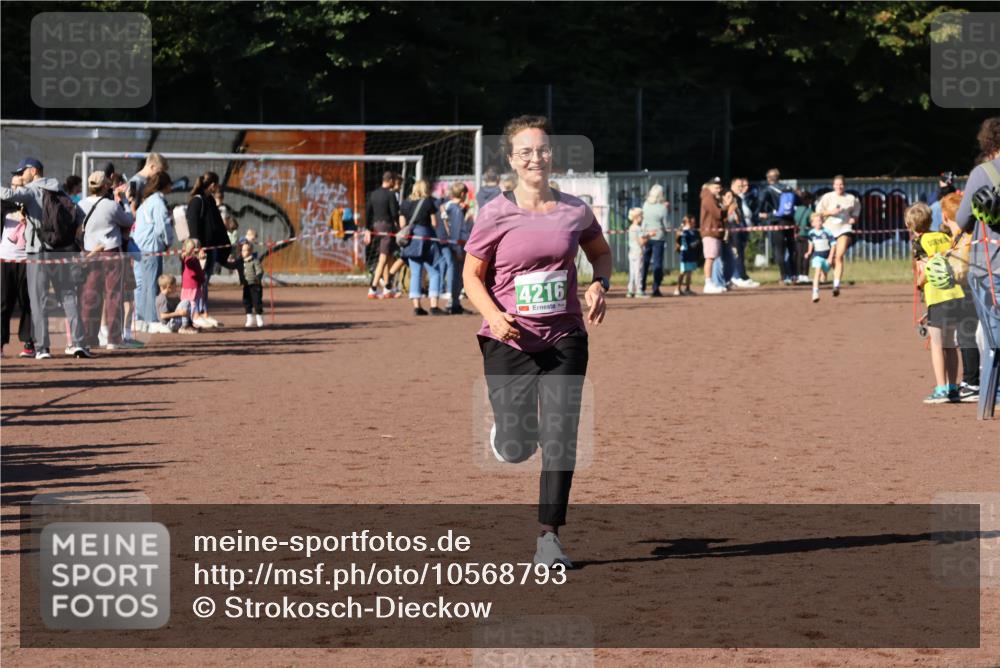 27.09.2026 - 35. Volkslauf durch das schöne Alstertal Strokosch-Dieckow http://msf.ph/oto/10568793 27.09.2026 11:00:44 Ziel 4216 meine-sportfotos.de