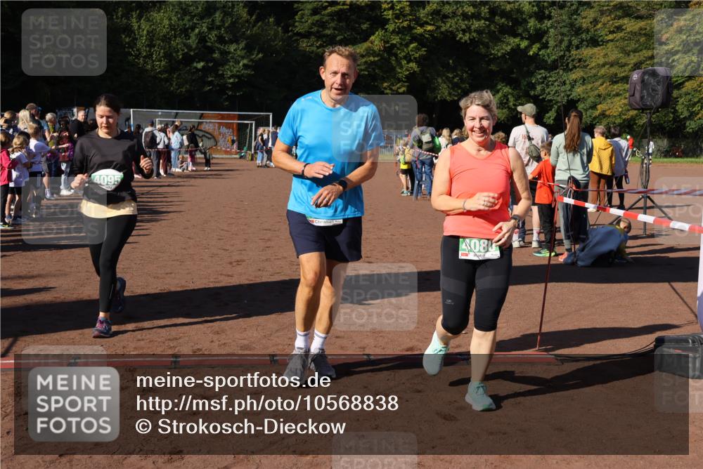 27.09.2026 - 35. Volkslauf durch das schöne Alstertal Strokosch-Dieckow http://msf.ph/oto/10568838 27.09.2026 11:00:31 Ziel 4041, 4080, 4093, 4095 meine-sportfotos.de