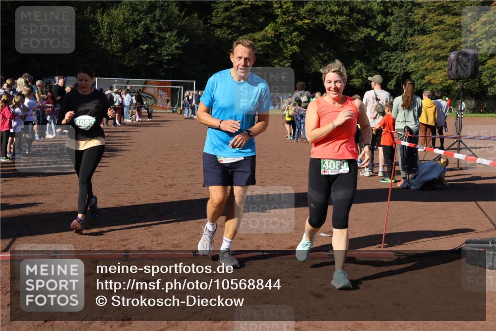 27.09.2026 - 35. Volkslauf durch das schöne Alstertal Strokosch-Dieckow http://msf.ph/oto/10568844 27.09.2026 11:00:31 Ziel 4041, 4080, 4093, 4095 meine-sportfotos.de
